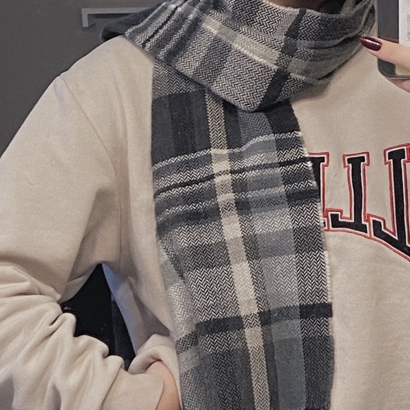 Cozy Plaid Warm Grey Scarf - Picture 3 of 3